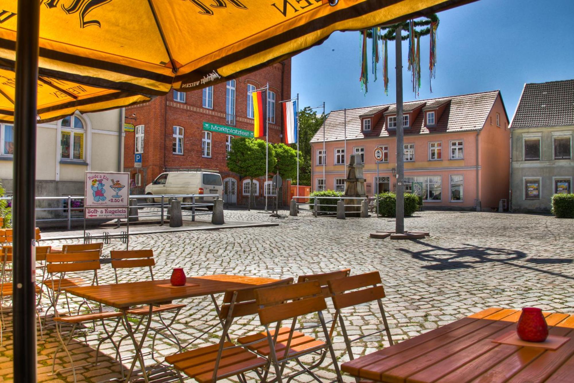 Hotel am Markt Altentreptow Buitenkant foto