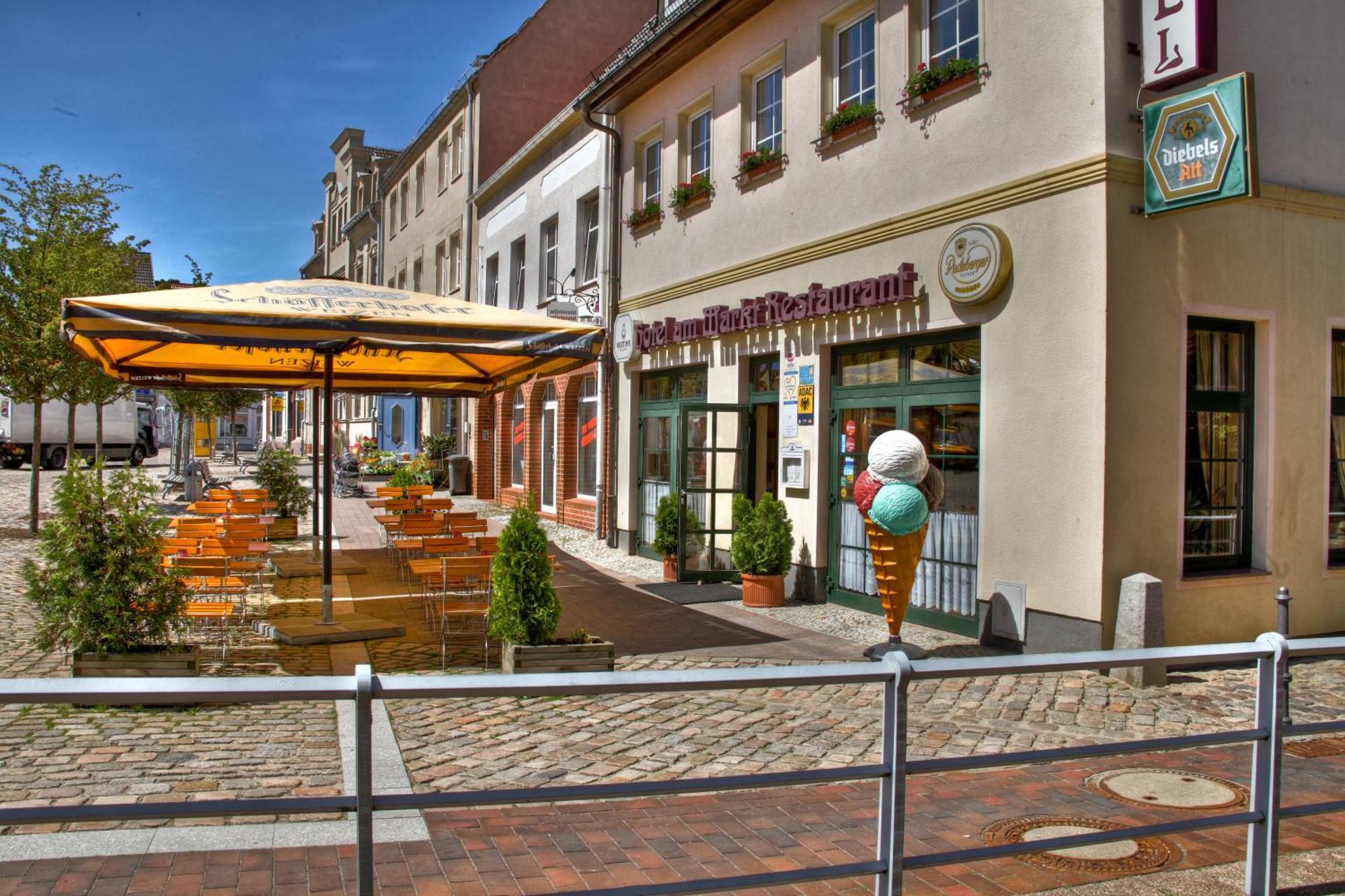 Hotel am Markt Altentreptow Buitenkant foto