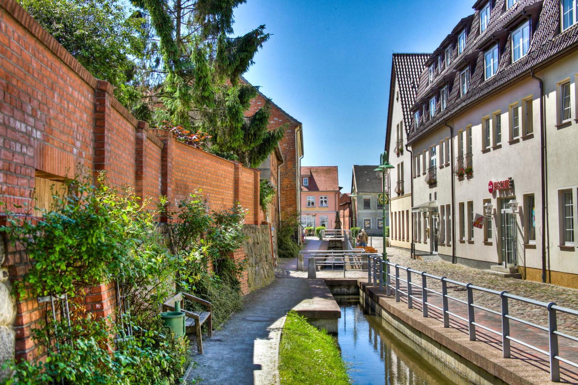 Hotel am Markt Altentreptow Buitenkant foto